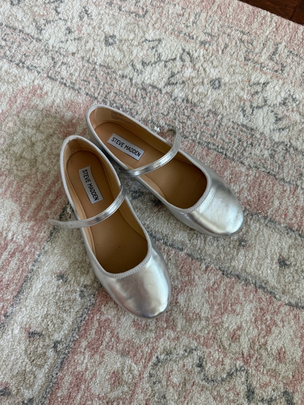 Steve Madden Venetta Mary Jane flats in silver size 6.5